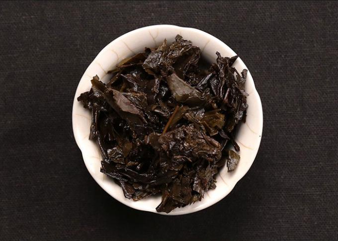 Заквашенный обрабатывающ китайский темный чай с ровным и чувствительным вкусом
