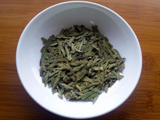 Положенный в мешки органический чай колодца дракона зеленого чая с лист чая изогнутой формы свежими