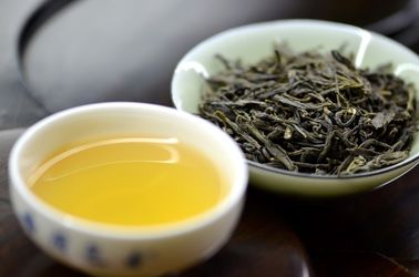 Листья чая китайского желтого чая высокой горы свободные с сияющим возникновением